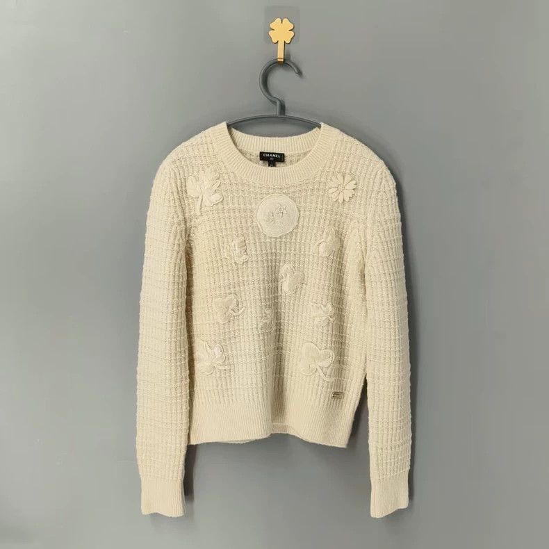 Chanel Chanel Beige Floral Embroidered Knit Sweater Size US S / EU 44-46 / 1 - 1 Thumbnail