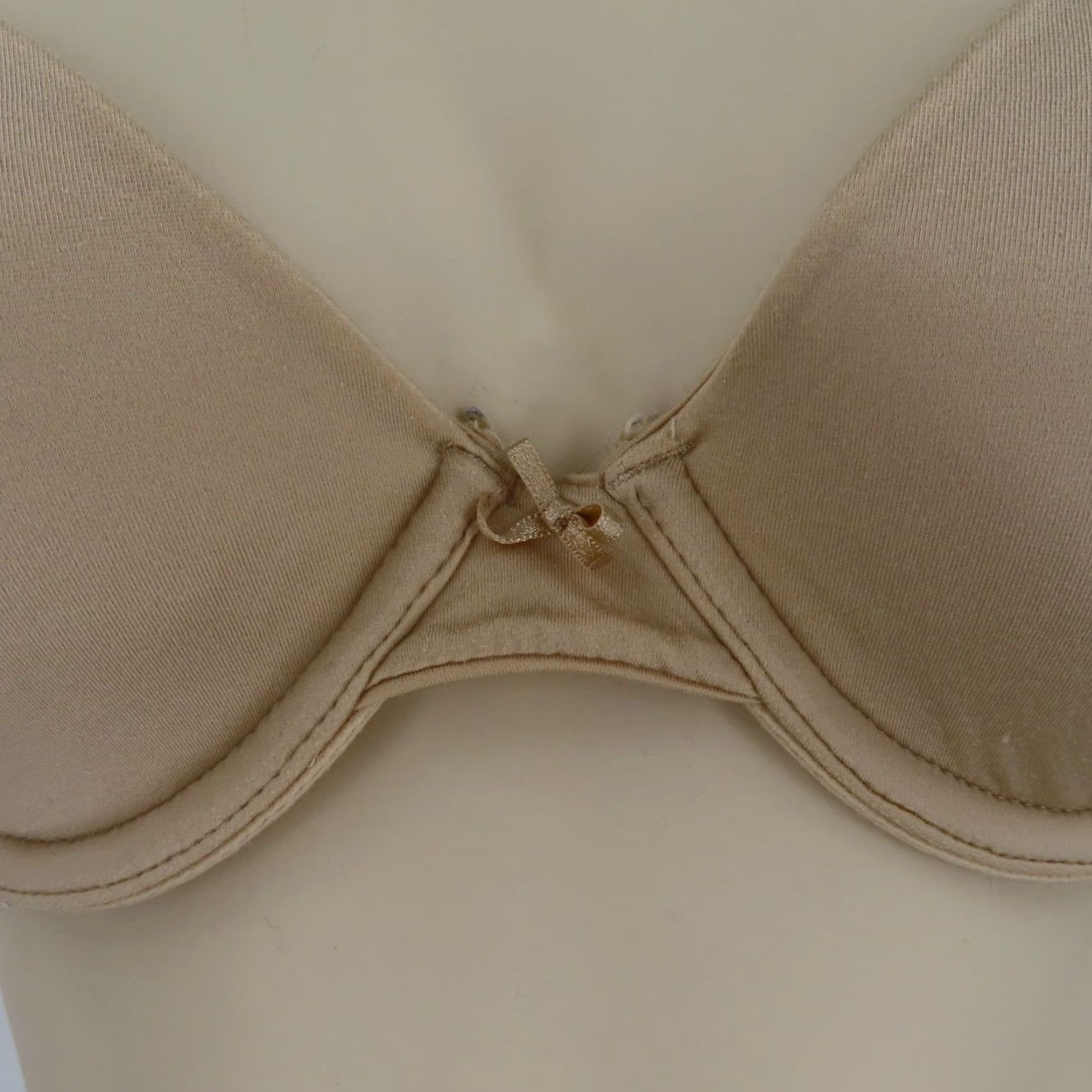 Vintage Maidenform 34B Bra Solid Beige 09402 Comfort Devotion Smooth Cup Underwire Lined T-Shirt Bra Womens Size ONE SIZE - 3 Thumbnail