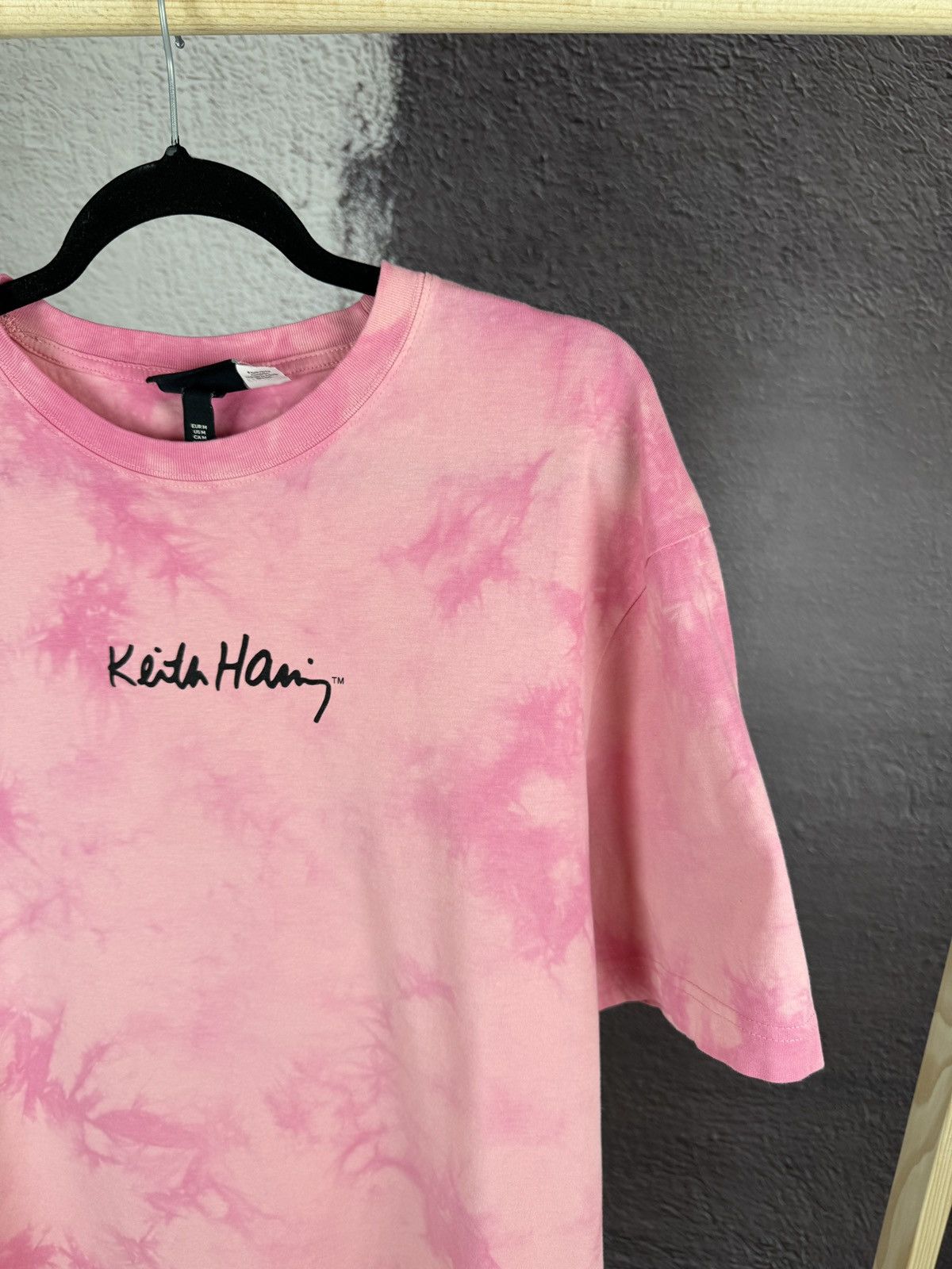 H&M × Keith Haring H&M x Keith Haring big logo tie dye relaxed fit tee shirt Size US M / EU 48-50 / 2 - 5 Thumbnail