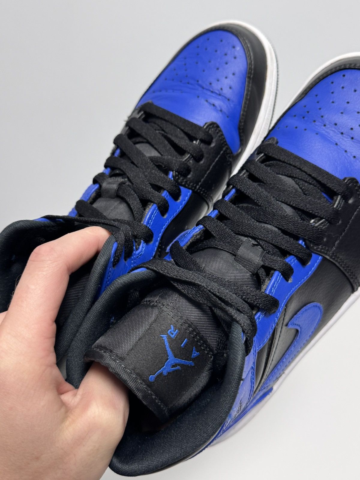 Jordan Brand Air Jordan 1 Mid Hyper Royal Size US 9 / EU 42 - 13 Thumbnail
