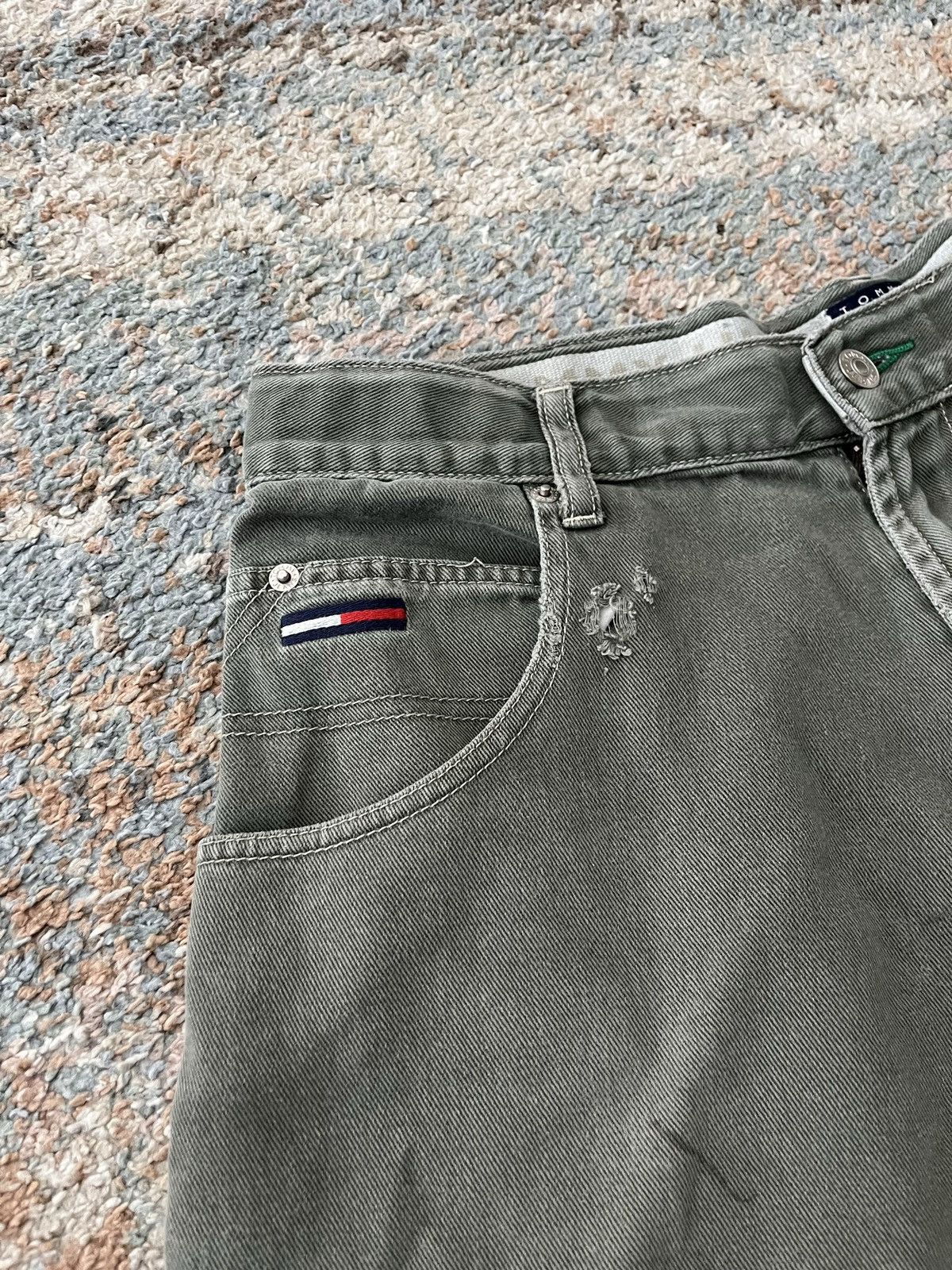 Tommy Hilfiger VTG Tommy Hilfiger Flag Cargo Jean Shorts Size 34 RARE Size US 34 / EU 50 - 4 Thumbnail