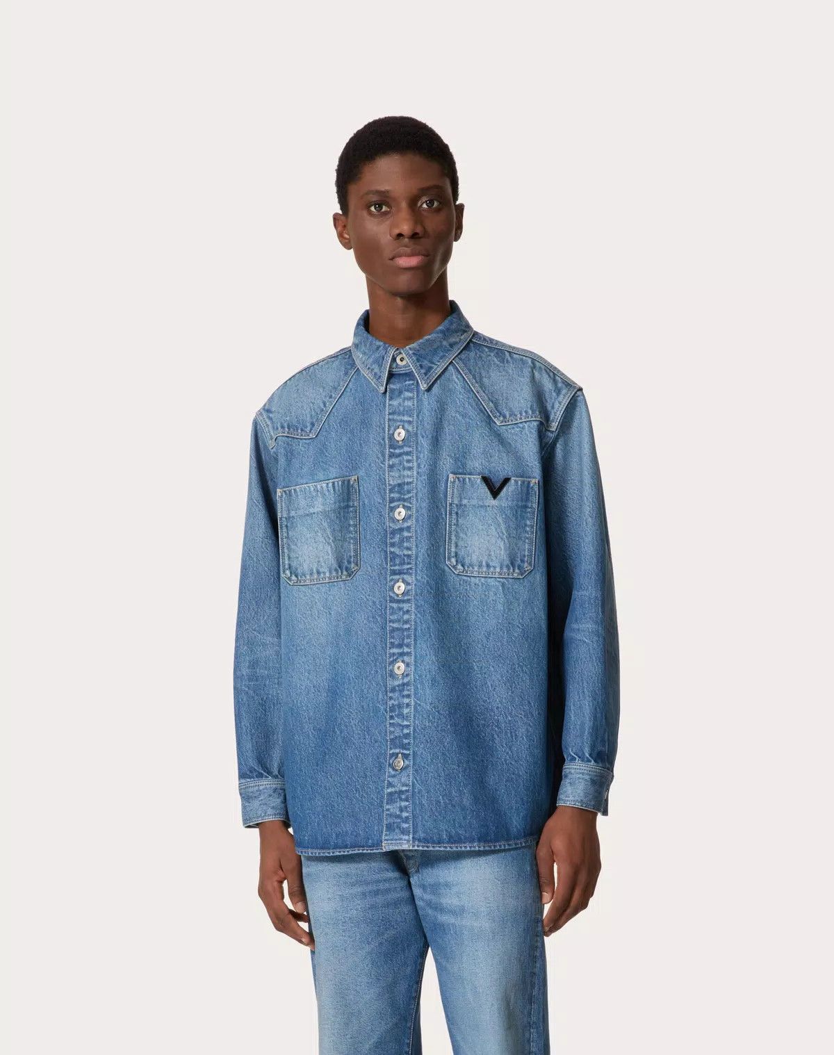 Valentino oc11z0725 Denim Shirt With Metallic V Detail in Medium Blue Size US M / EU 48-50 / 2 - 4 Thumbnail