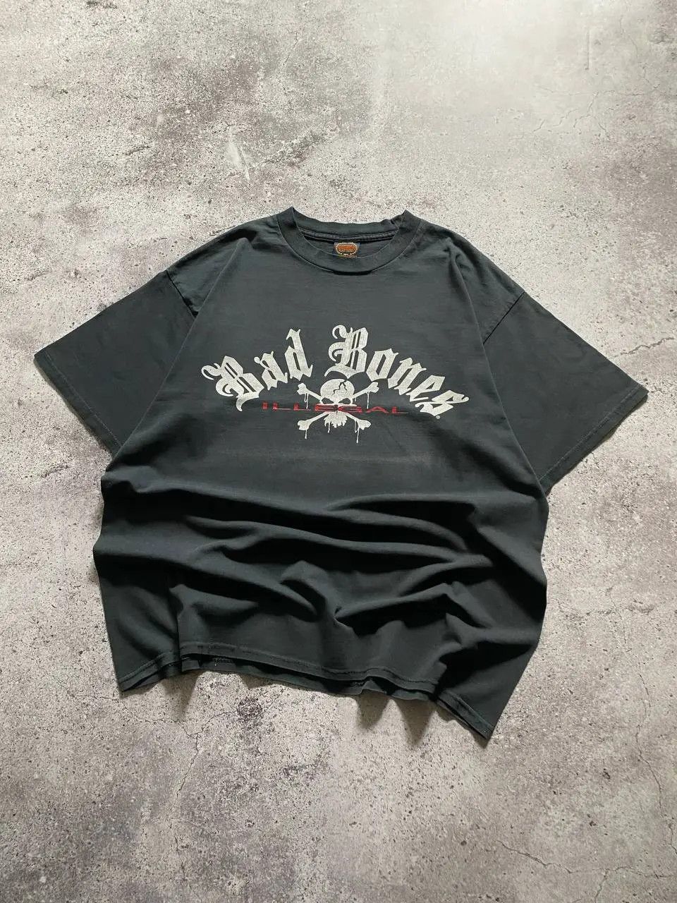 Vintage VINTAGE 90s VINCE NEIL MOTLEY CRUE BONES ILLEGAL FADED TEE Size US XL / EU 56 / 4 - 7 Thumbnail