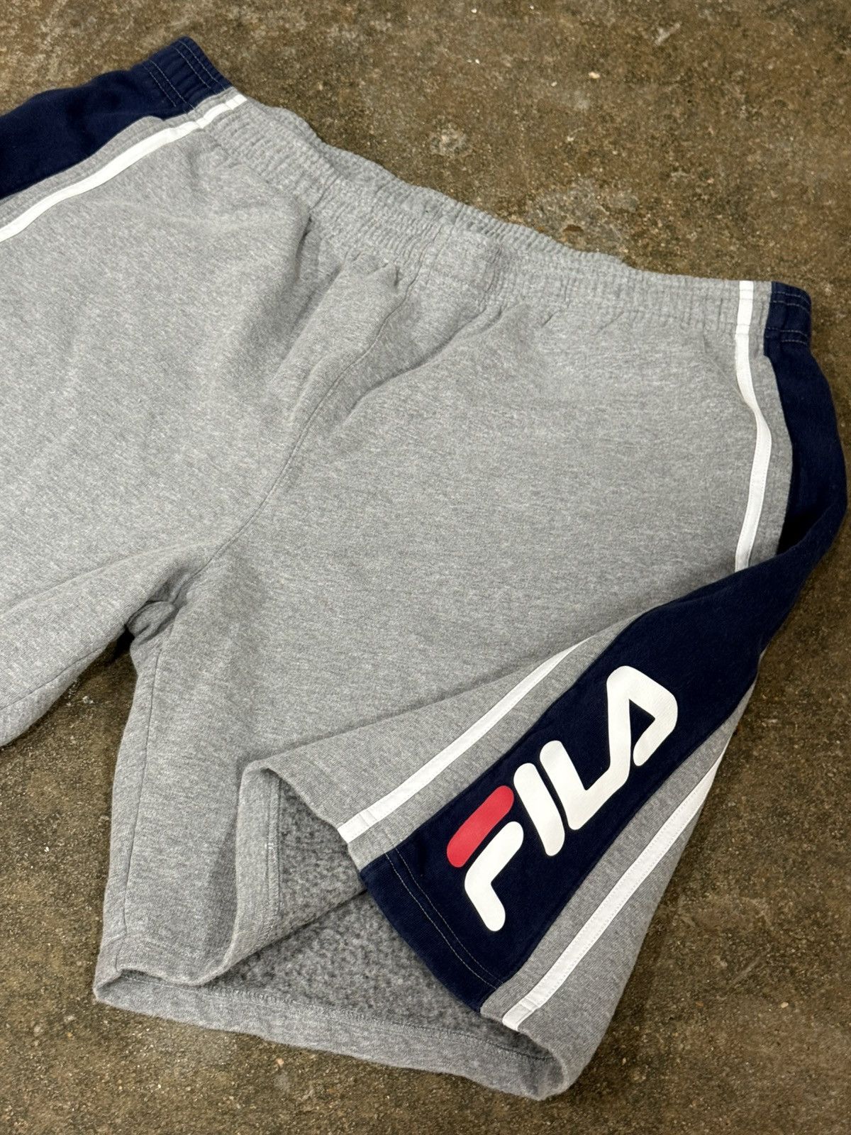 Fila Fila Grey Stripe Side Piping Logo Grey Navy Sweat Shorts Size US 38 / EU 54 - 3 Thumbnail