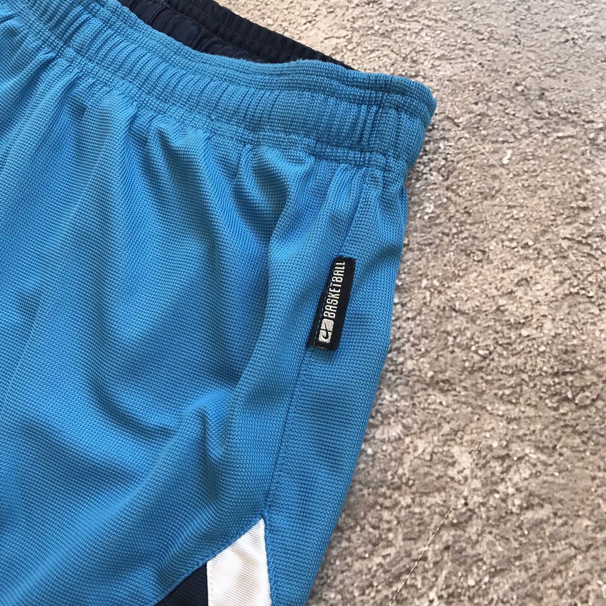 Vintage Vintage 90s Nike Basketball Shorts Swoosh Streetwear Blue 30 Size US 30 / EU 46 - 5 Thumbnail