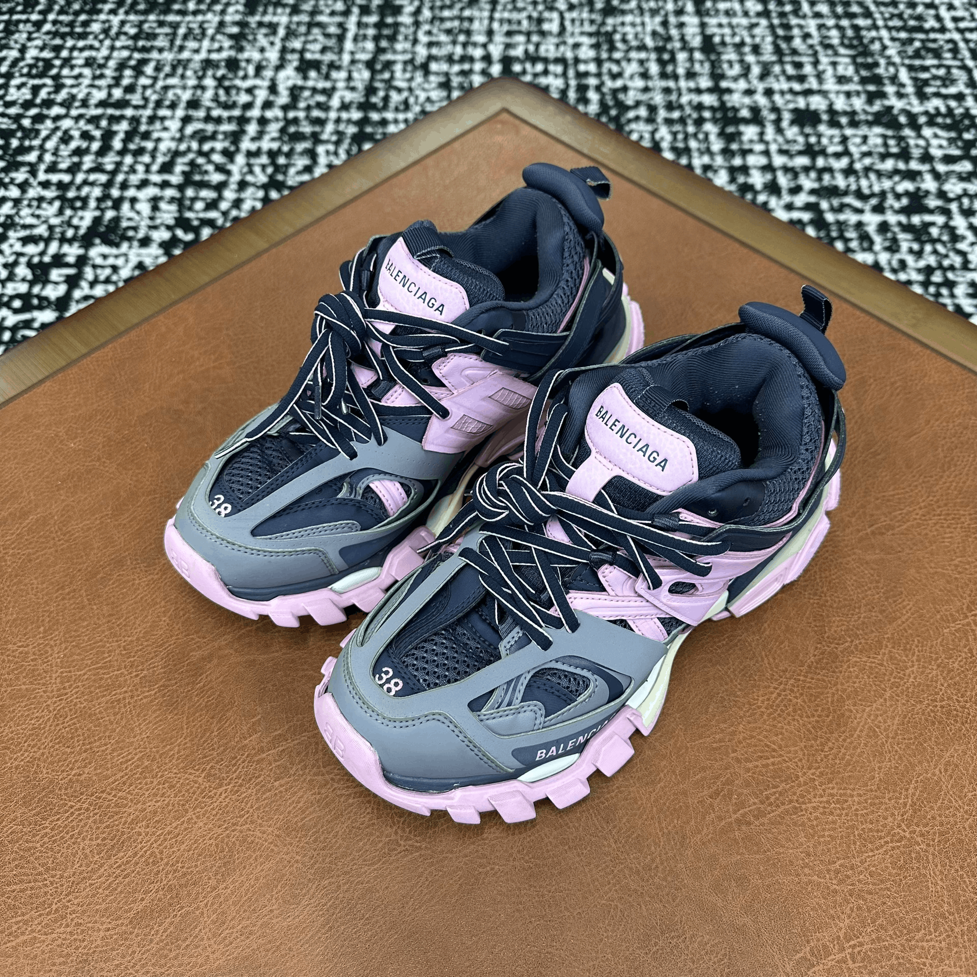 Balenciaga Balenciaga Pink Lowtop Sneakers it_38 Women Size US 8 / IT 38 - 1 Thumbnail
