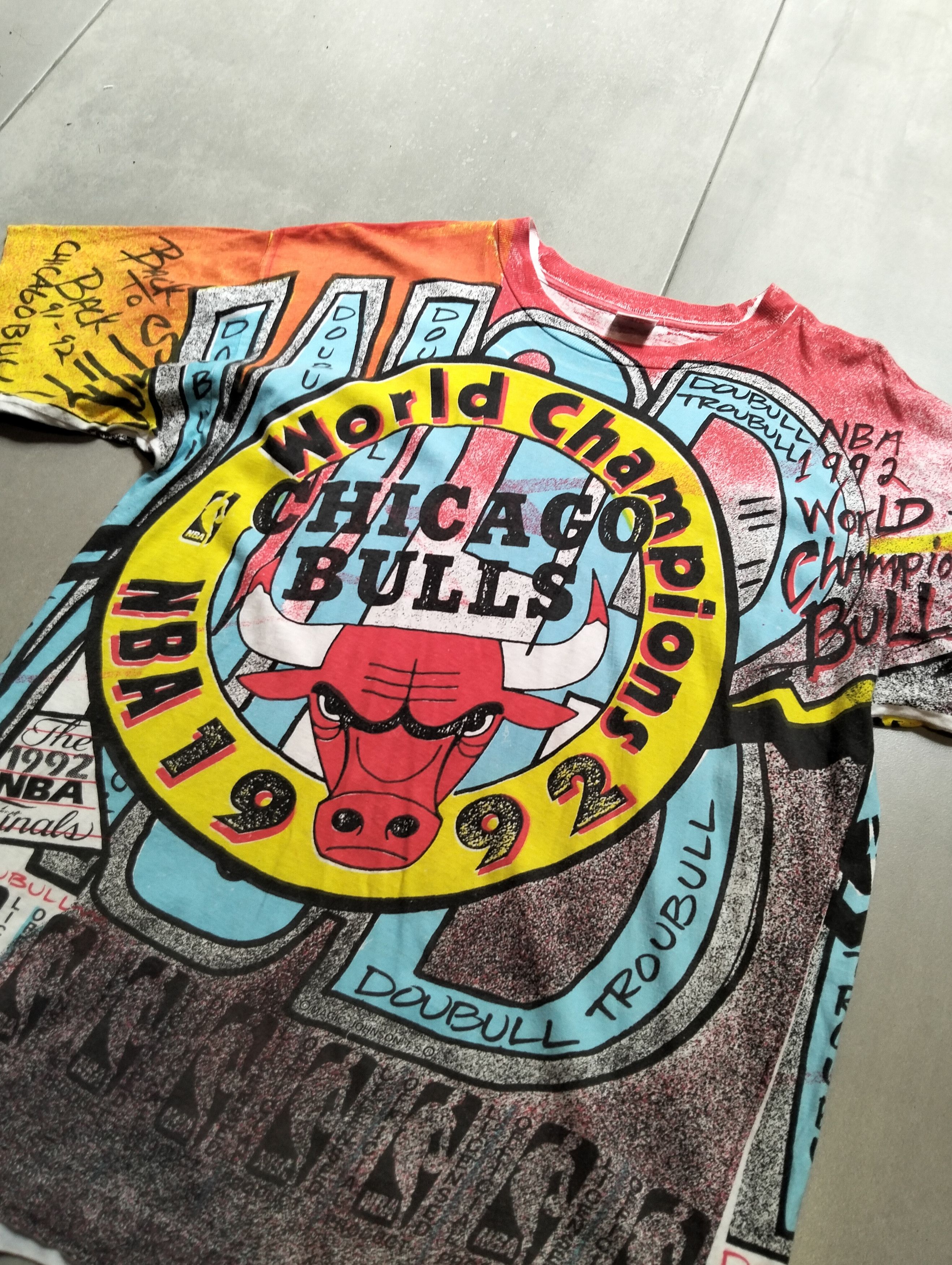 Vintage Vintage 1992 Chicago Bulls All over print t shirt Size US L / EU 52-54 / 3 - 3 Thumbnail