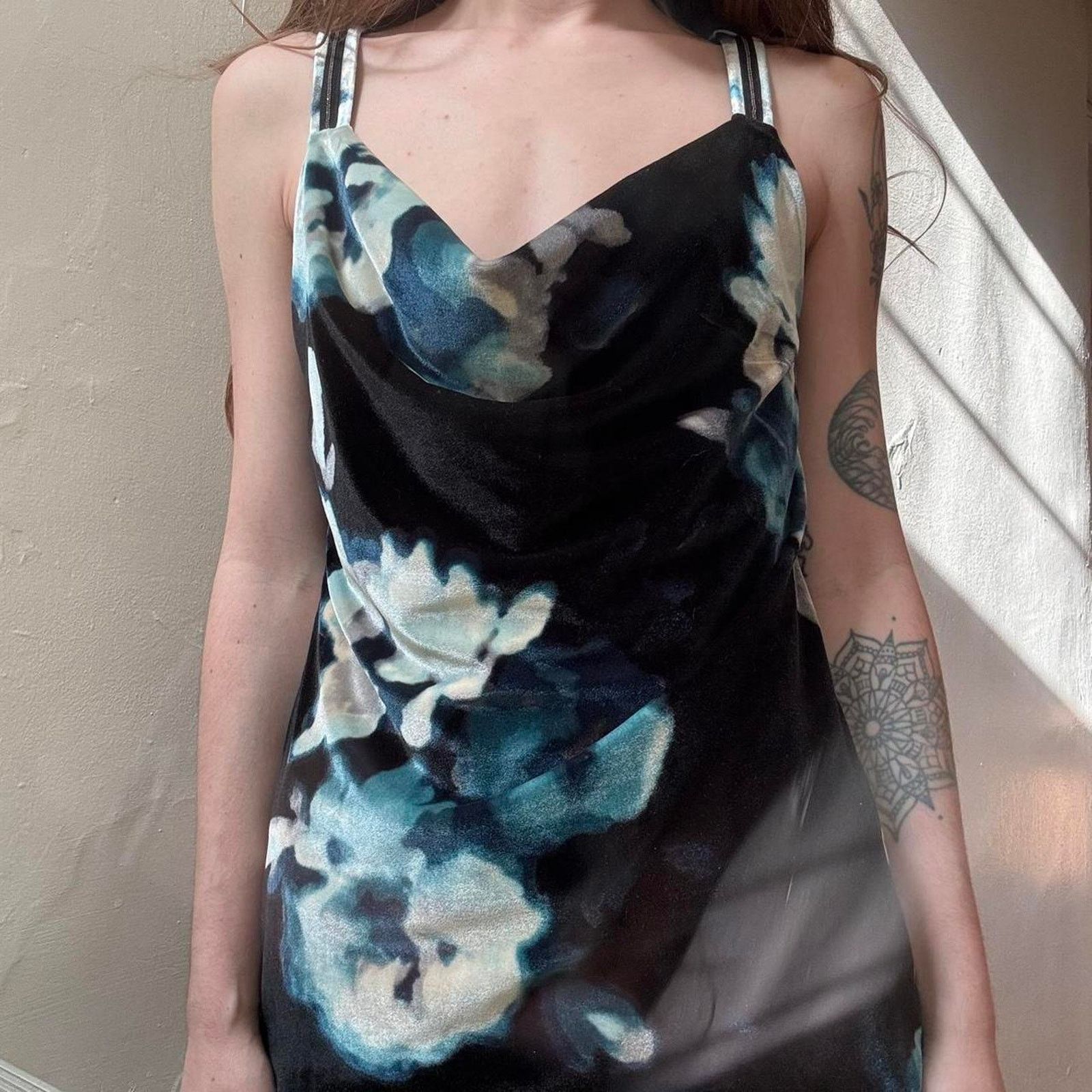 White House Black Market White House Black Market Velvet Floral Cowl Tank Top XS Size XS / US 0-2 / IT 36-38 - 1 Thumbnail