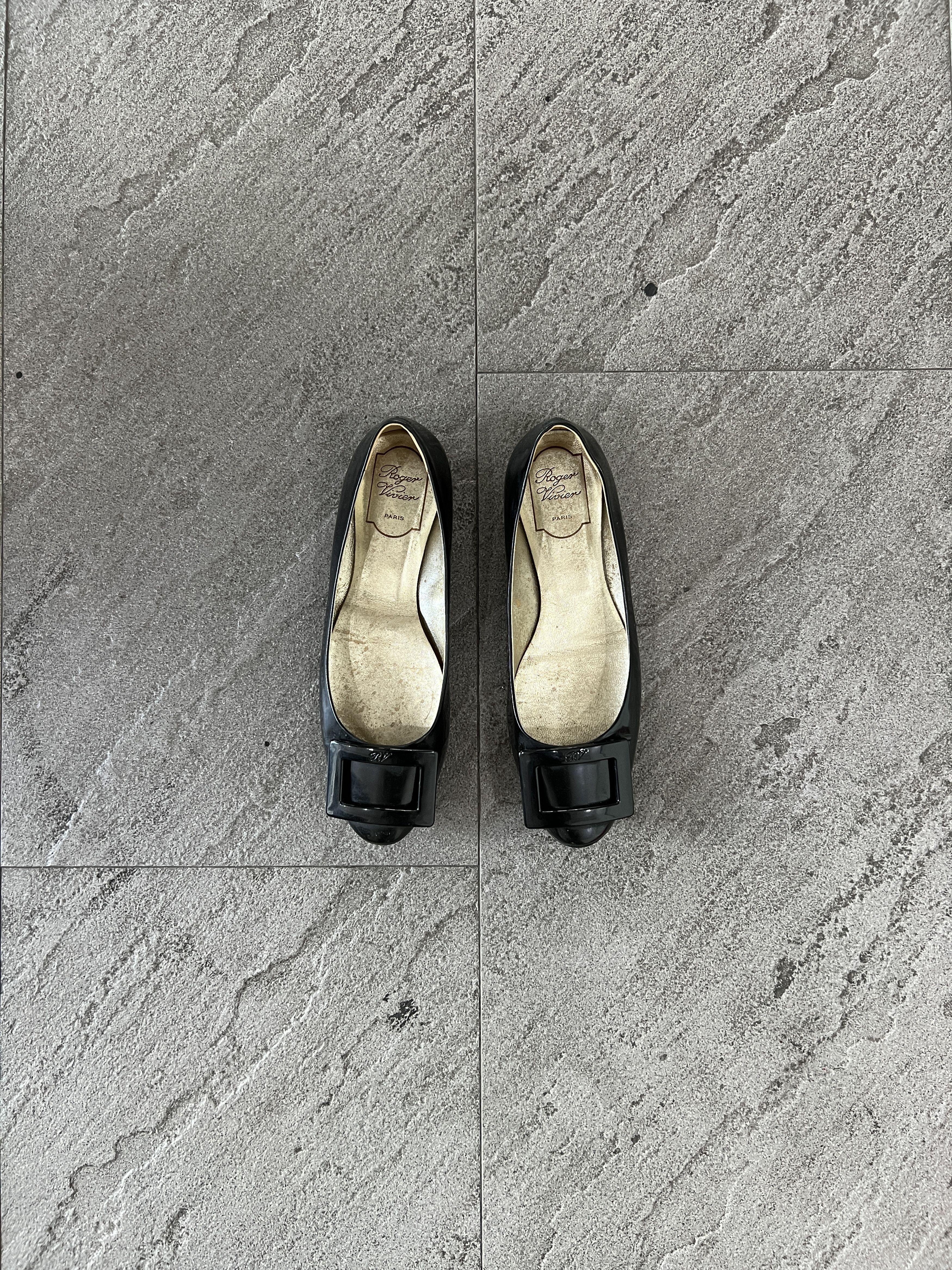 Roger Vivier Roger Vivier Gommette Patent Flats Black EU37 Size US 7 / IT 37 - 3 Thumbnail