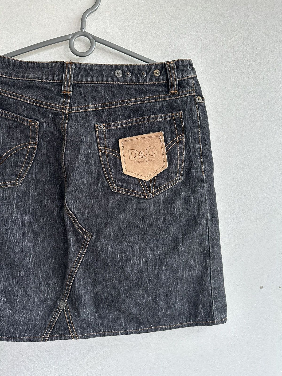 Dolce & Gabbana VTG Dolce & Gabbana Denim Pockets Mini Skirt Black Size 30 Size 30" / US 8 / IT 44 - 6 Thumbnail