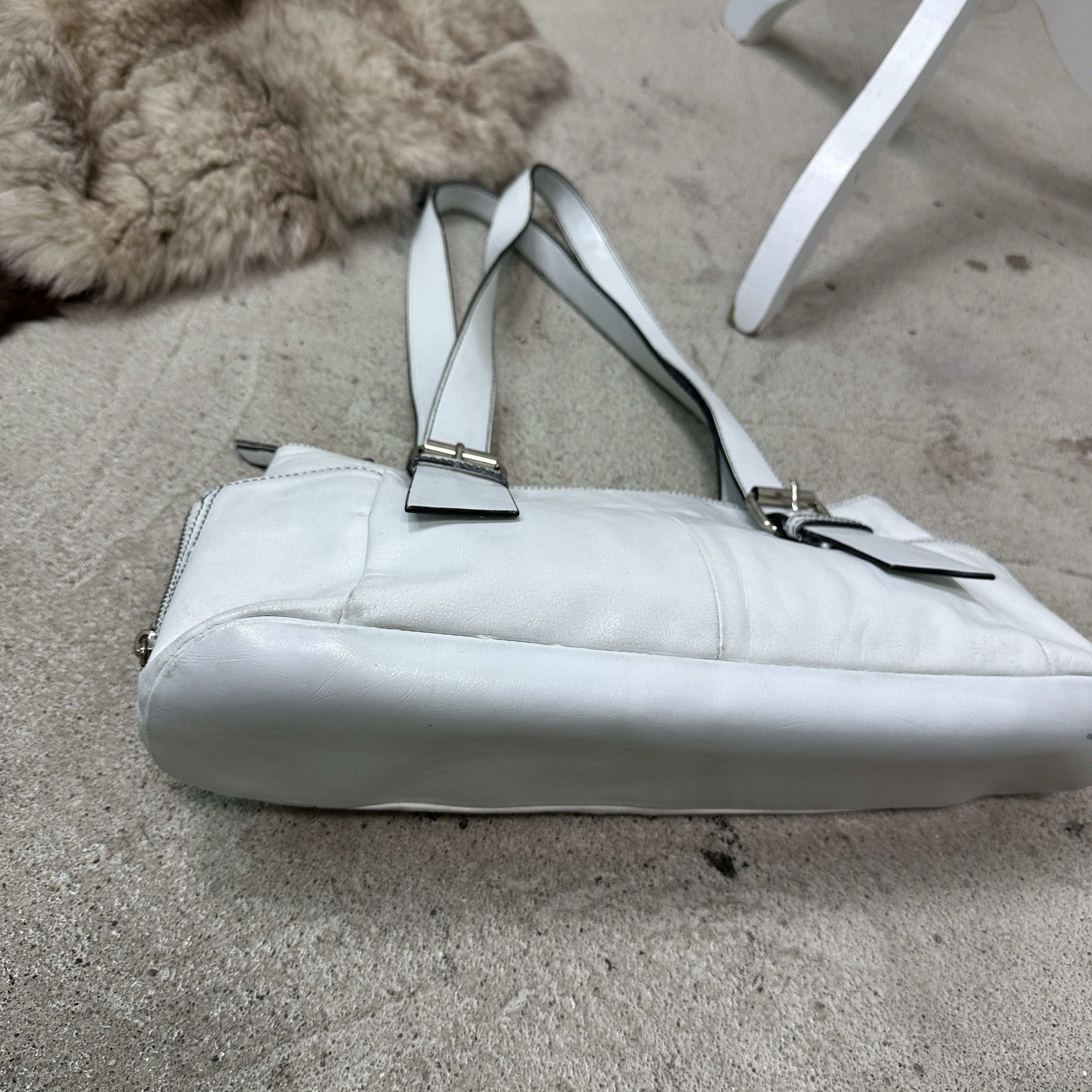 Vintage Vintage Leather White Buckled Baguette Bag Y2K Size ONE SIZE - 4 Thumbnail