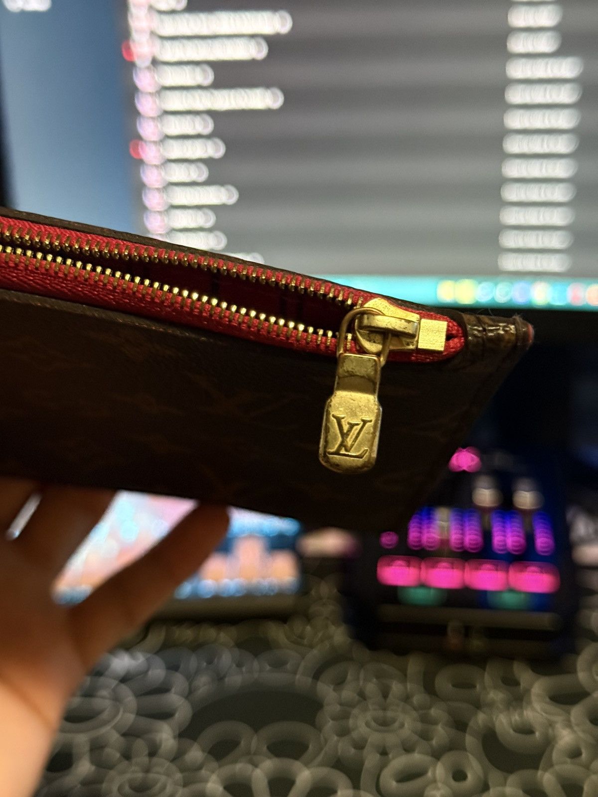 Louis Vuitton Louis Vuitton Neverfull Clutch Size ONE SIZE - 3 Thumbnail