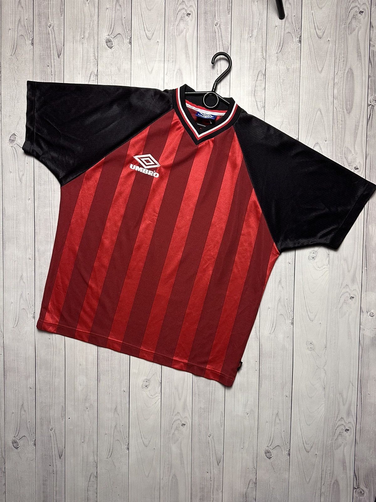 ウェア Supreme x Umbro Stripe Soccer Jersey Red Supreme Umbro Stripe Soccer Jersey Size XL Red (SS25) Brand