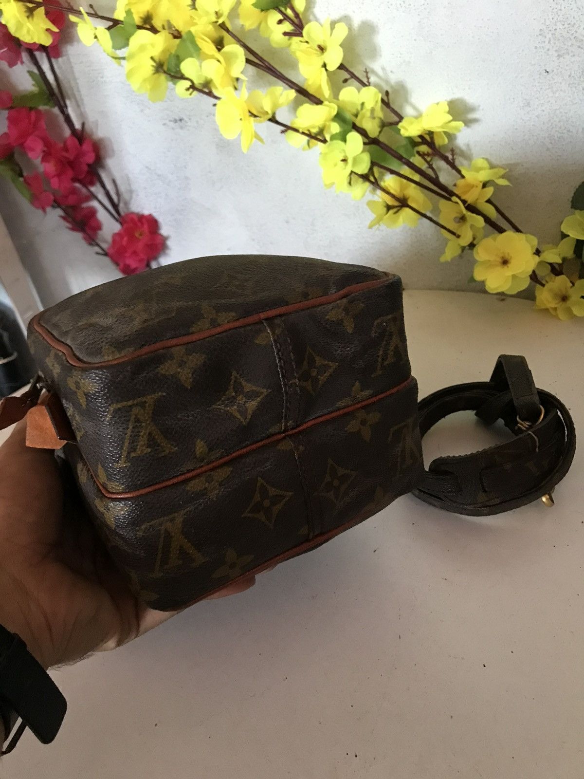 Louis Vuitton Amazon Crosbody Bag Vintage Louis Vuitton Size ONE SIZE - 8 Thumbnail