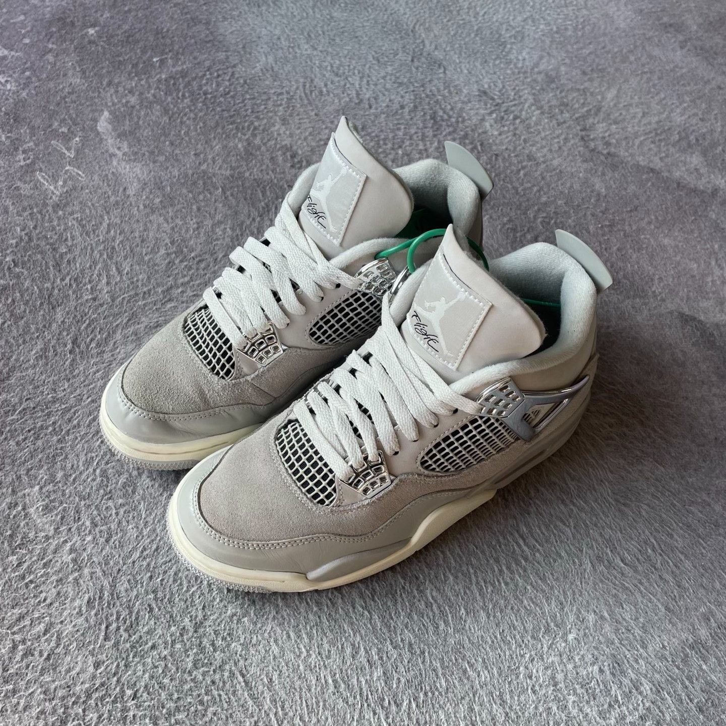 Nike Nike Silver Lowtop Sneakers 38 Men Size US 6 / EU 39 - 1 Thumbnail