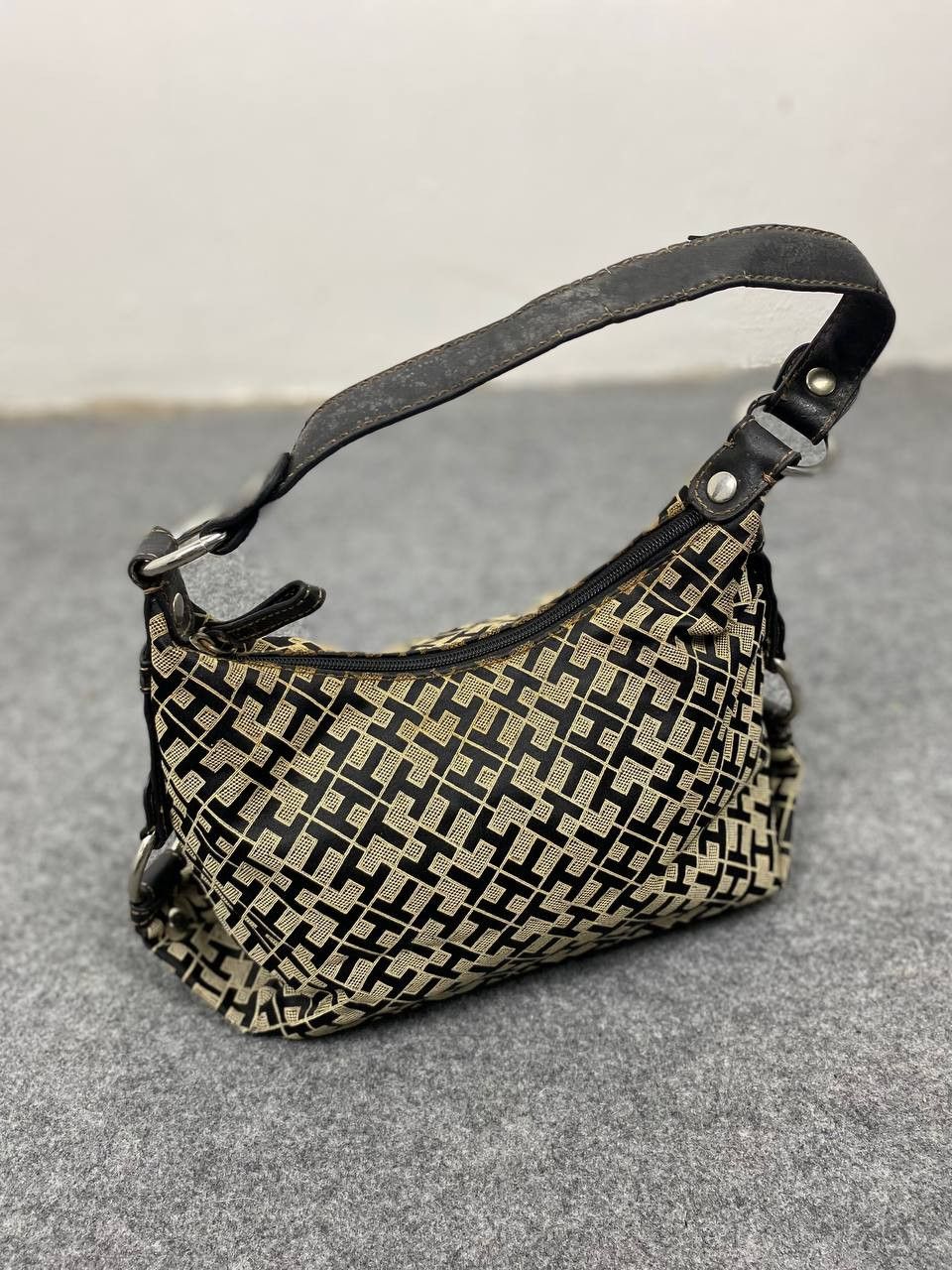 Tommy Hilfiger tommy hilfiger monogram handbag nice design Size ONE SIZE - 1 Thumbnail