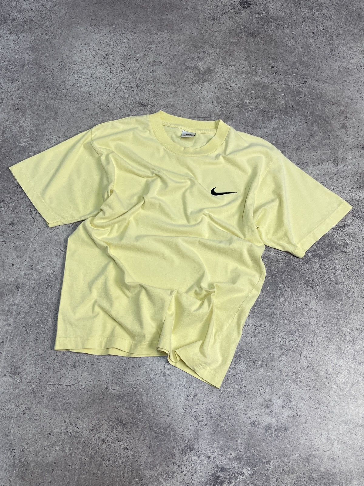 Vintage Vintage Nike Swoosh Tee Centre Logo Y2K T-shirt Size US M / EU 48-50 / 2 - 1 Thumbnail