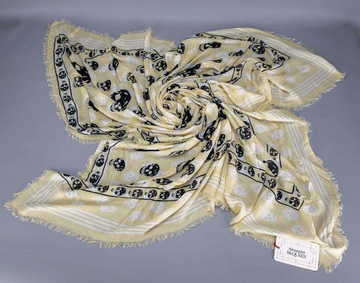 Alexander McQueen ALEXANDER MCQUEEN Skull Silk Scarf EsdeeKid Yellow/Black Size ONE SIZE - 4 Thumbnail