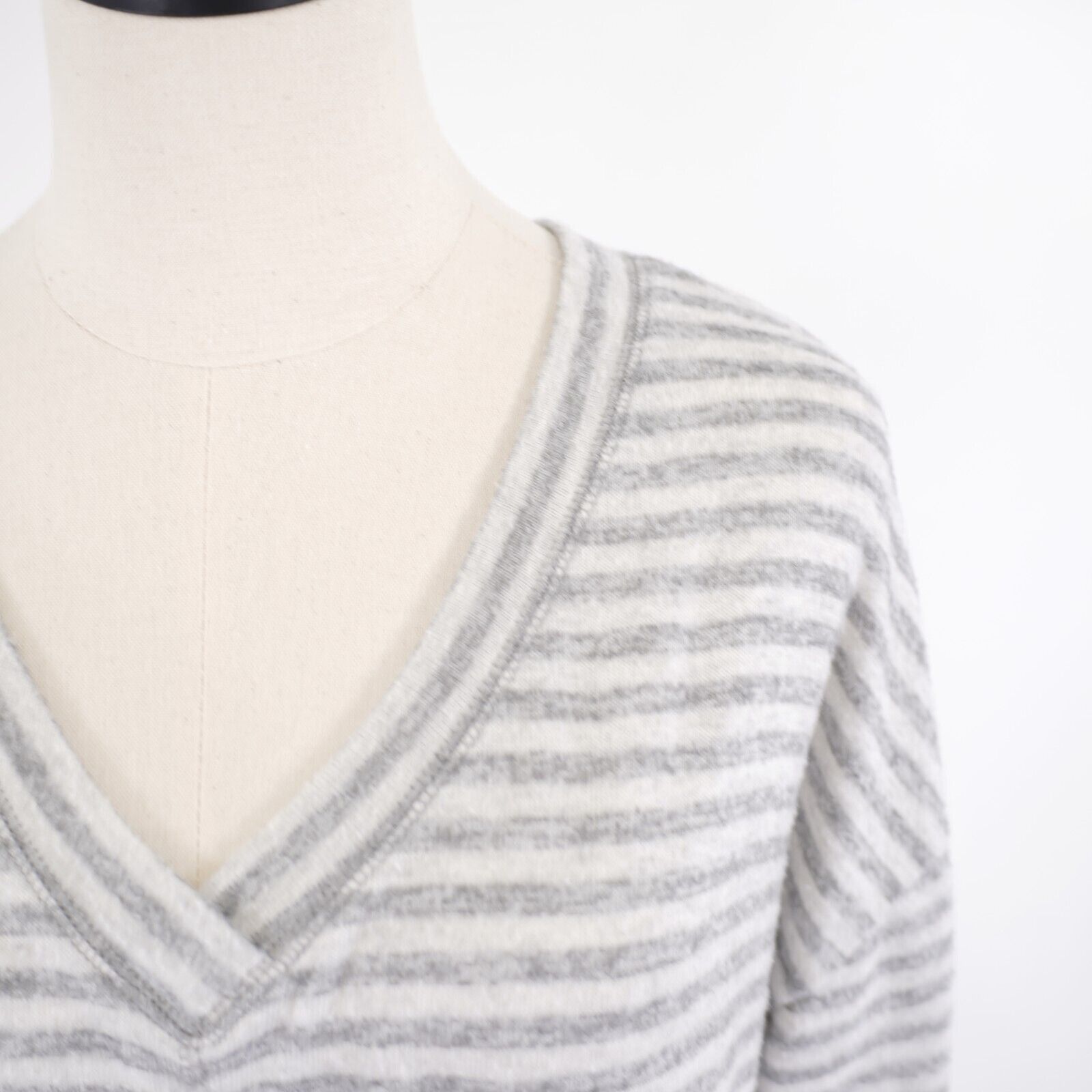 Designer Cable & Gauge Large Cream Gray Striped V-Neck Side Slit Swea Size L / US 10 / IT 46 - 2 Thumbnail