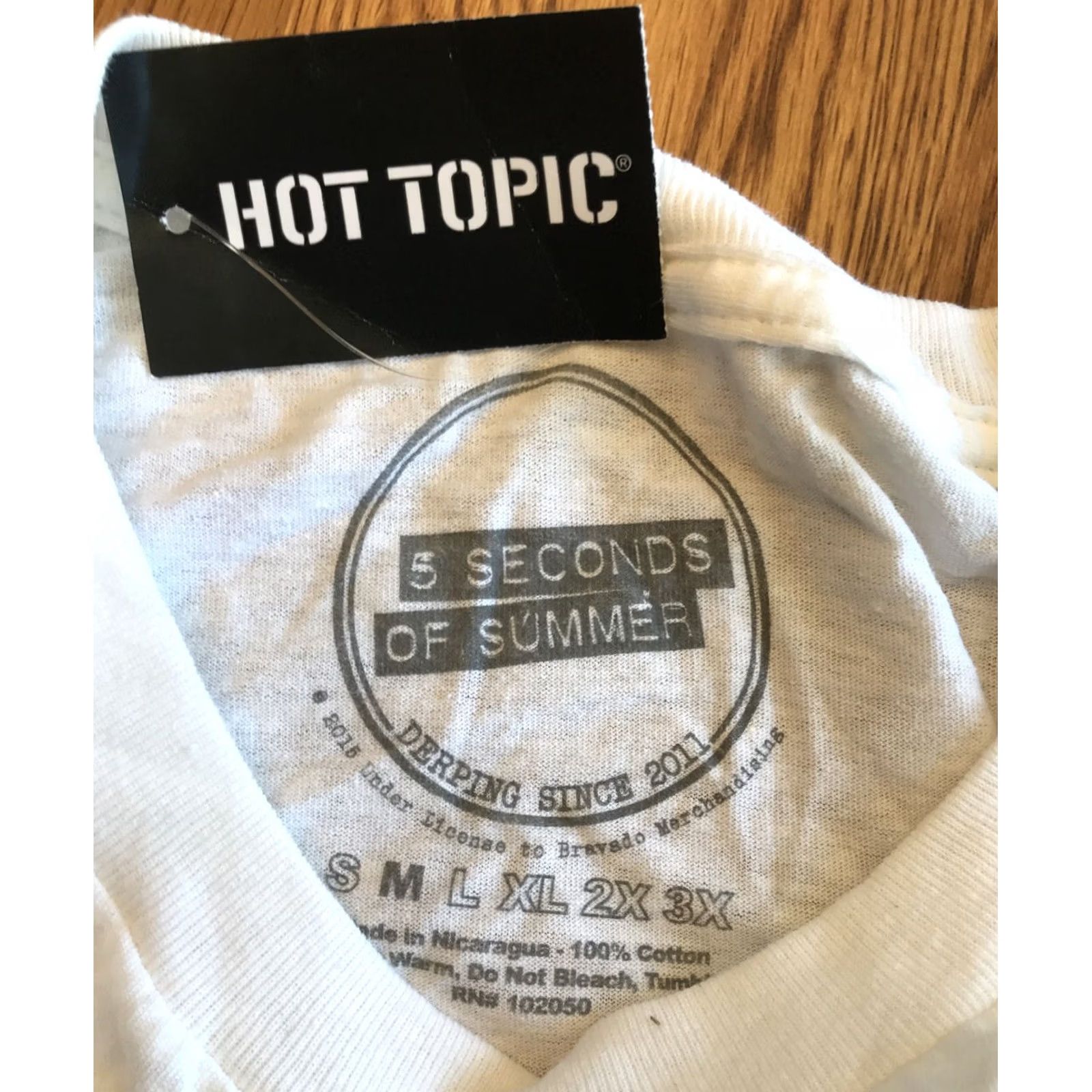 Hot Topic 5 Seconds Of Summer Women Jrs T Shirt M Short Sleeve White Hot Topic NWT B26 Shirt Womens M White 5 Seconds Of Summer Size M / US 6-8 / IT 42-44 - 3 Thumbnail