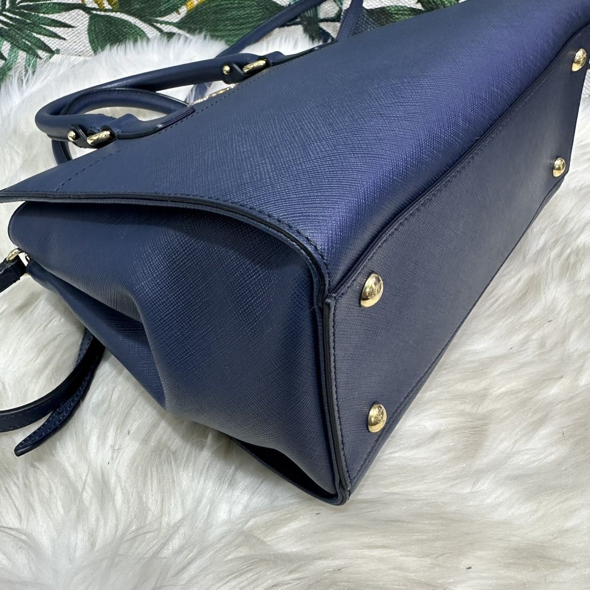 Salvatore Ferragamo Authentic SALVATORE FERRAGAMO Becky Saffiano Leather Handbag Size ONE SIZE - 4 Thumbnail