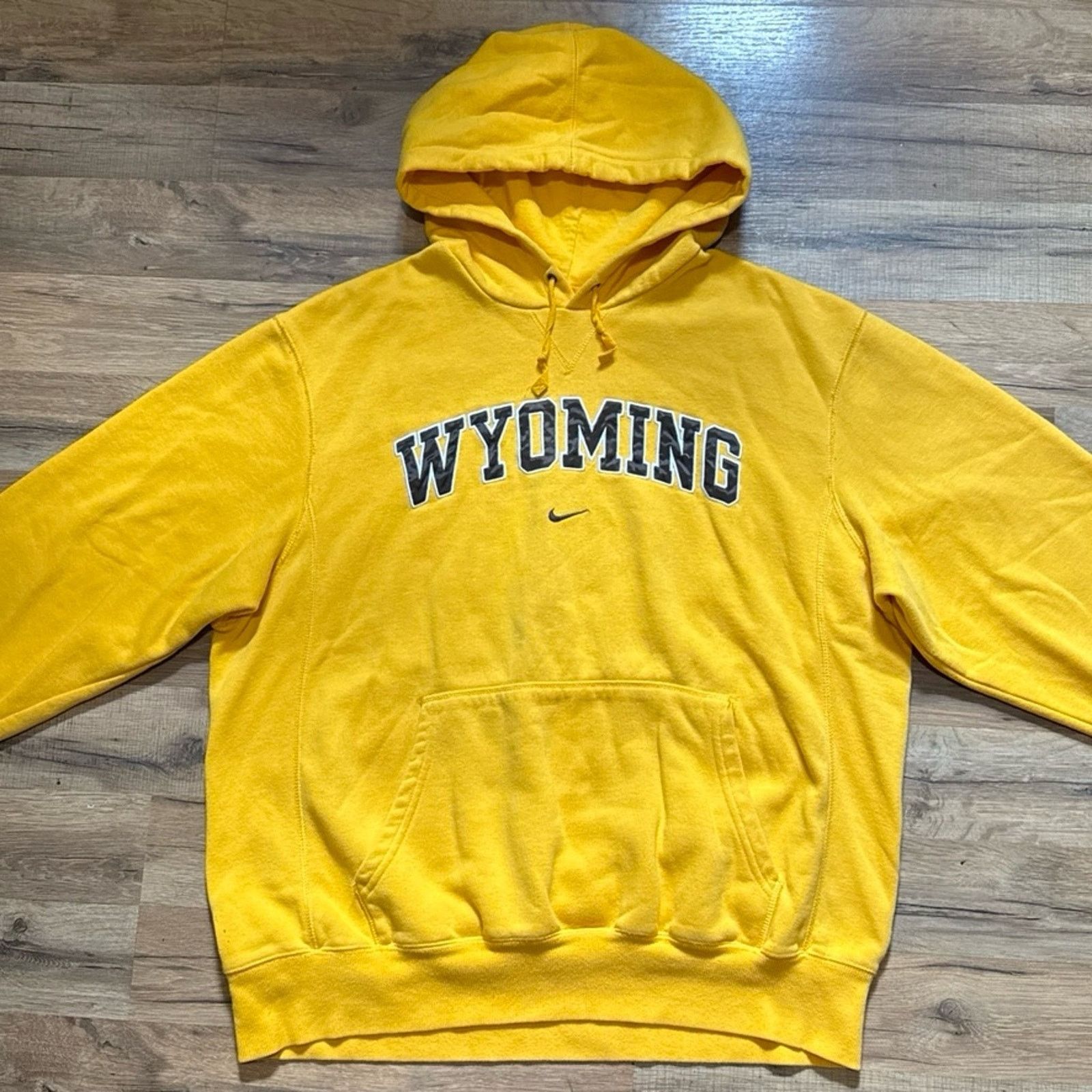 Nike Y2K Nike Team Wyoming Center Swoosh Hoodie Sweatshirt Size US XL / EU 56 / 4 - 2 Thumbnail