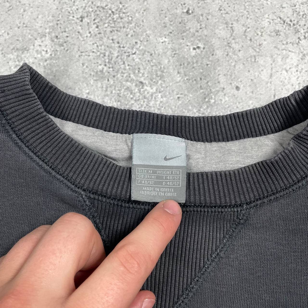Nike Vintage 2000s Nike Small Swoosh Logo Boxy Fit Sweatshirt M Size US M / EU 48-50 / 2 - 5 Thumbnail
