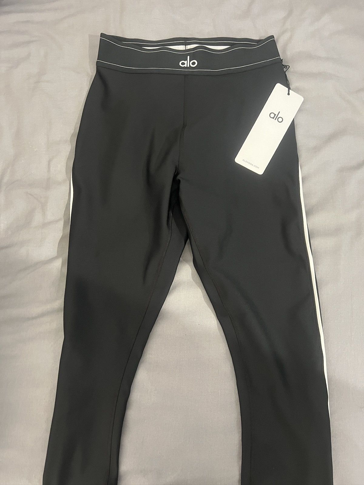 Alo Yoga Alo Yoga Bra and Leggings Set Size 28" / US 6 / IT 42 - 1 Thumbnail