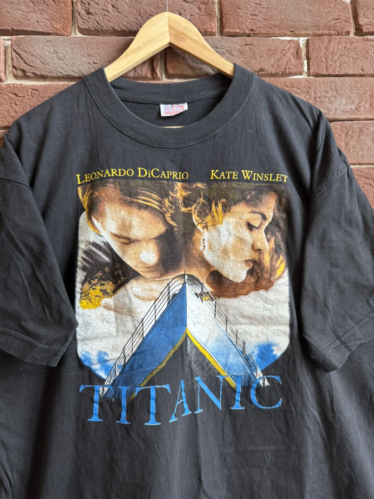 Vintage Rare Leonardo DiCaprio 90s Titanic Vintage Movie Rap Tshirt Size US L / EU 52-54 / 3 - 3 Thumbnail
