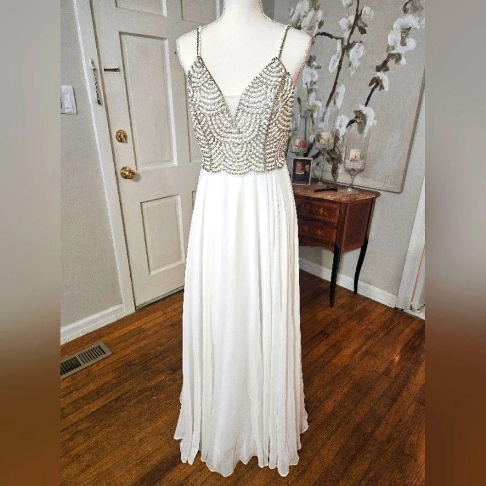 Designer Speechless gown with pearl and rhinestones bodice Size M / US 6-8 / IT 42-44 - 1 Thumbnail