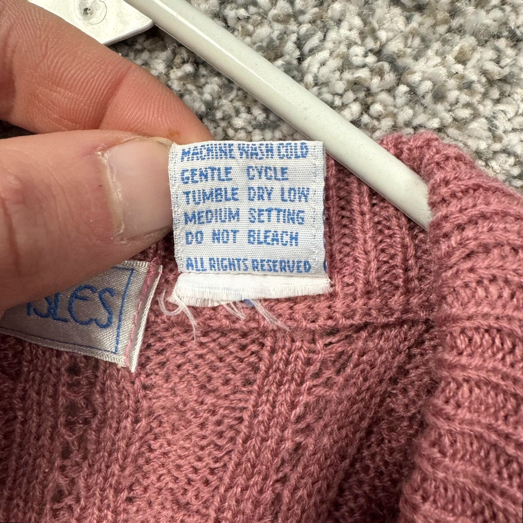 Vintage Northern Isles Vest Women L Pink Cable Knit Pockets V-Neck Sleeveless Sweater Knit 100% Acrylic Winter - Note: remove extra spaces and punctuation. Size L / US 10 / IT 46 - 5 Thumbnail
