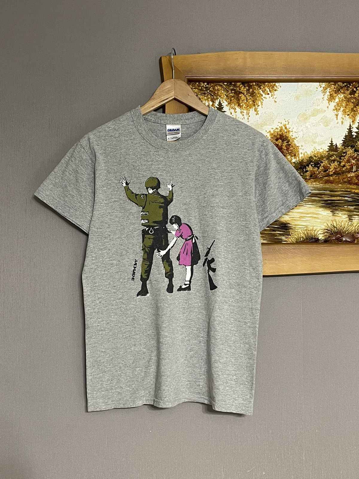 Gildan Vintage Banksy Girl and Soldier tee Size US S / EU 44-46 / 1 - 1 Thumbnail