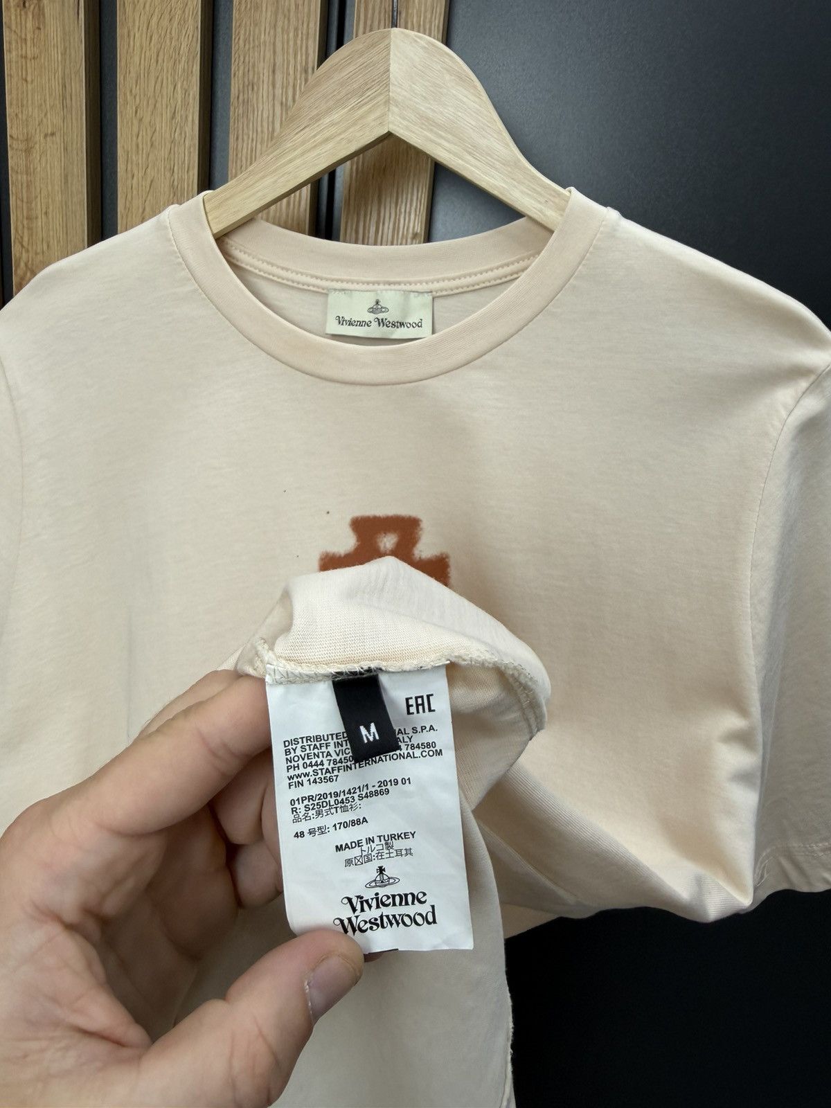 Vivienne Westwood Vivienne Westwood Orb Spray Logo T-Shirt Size M Size US M / EU 48-50 / 2 - 9 Thumbnail