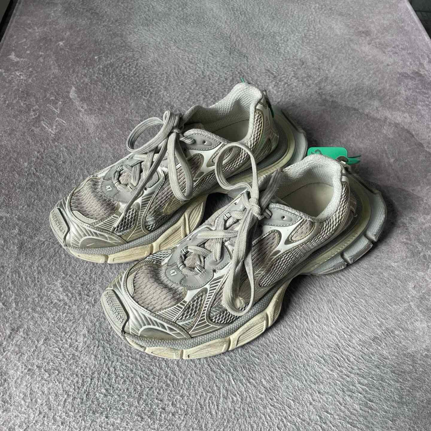 Balenciaga Balenciaga Beige Lowtop Sneakers XL Men Size US 10 / EU 43 - 1 Thumbnail