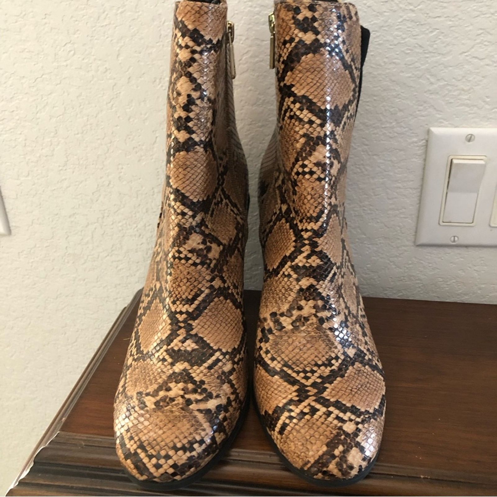 Kenneth Cole Kenneth Cole New York snake print chunky heel boot 10 Size US 10 / IT 40 - 2 Thumbnail