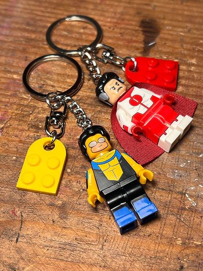 Anime omni man invincible minifigure matching keychain Size ONE SIZE - 1 Thumbnail