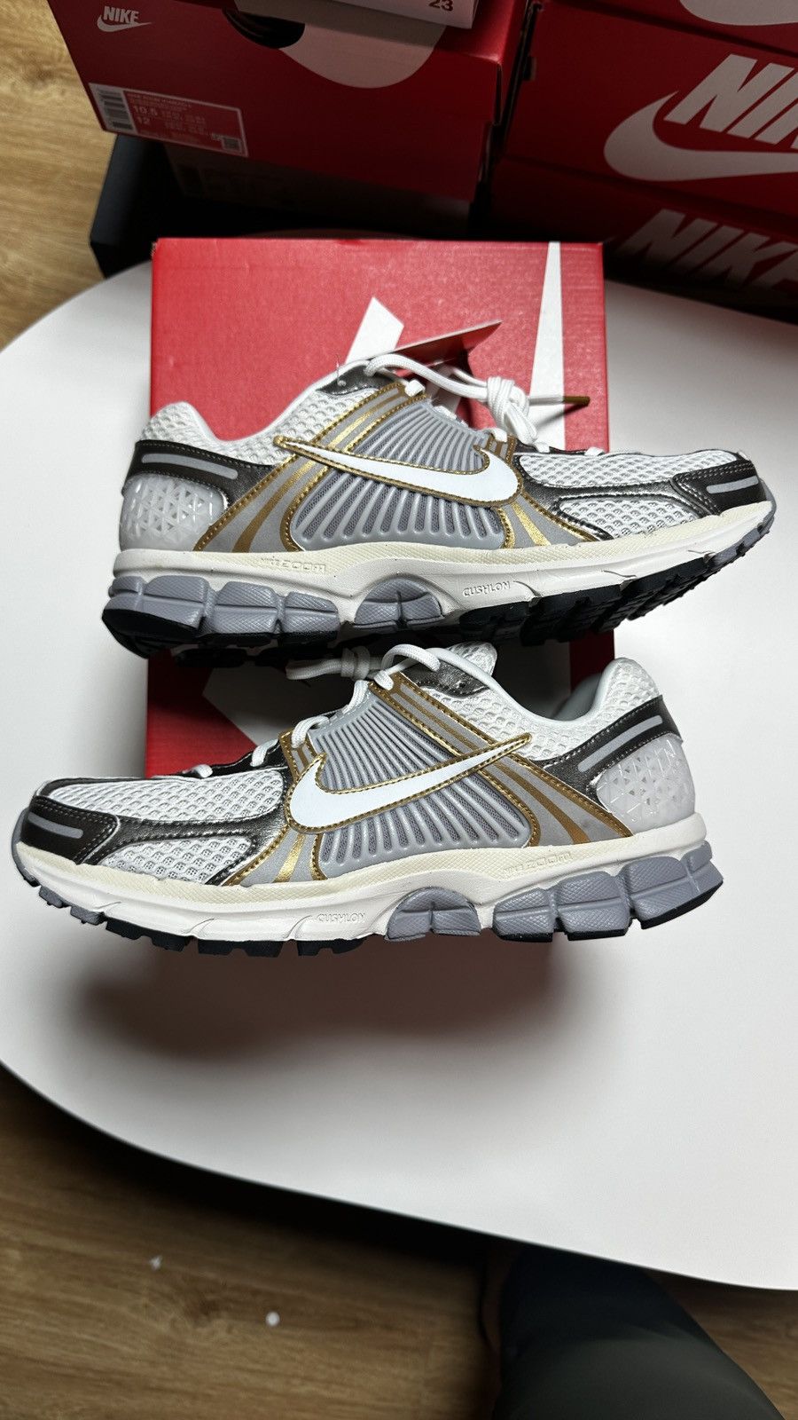 Nike NEW Vomero 5 Metallic Pewter Gold SZ 11 US Men/ 12.5 US Wmn Size US 11 / EU 44 - 3 Thumbnail