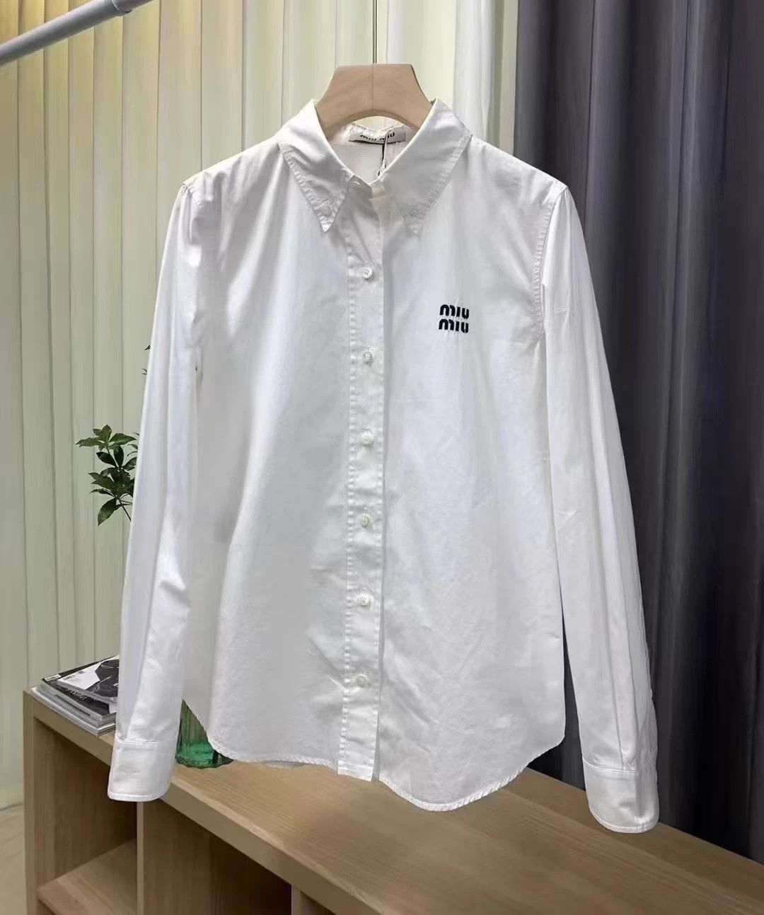 Miu Miu Miu Miu small logo embroidered long sleeve shirt 38 AC892 Size XS / US 0-2 / IT 36-38 - 1 Thumbnail