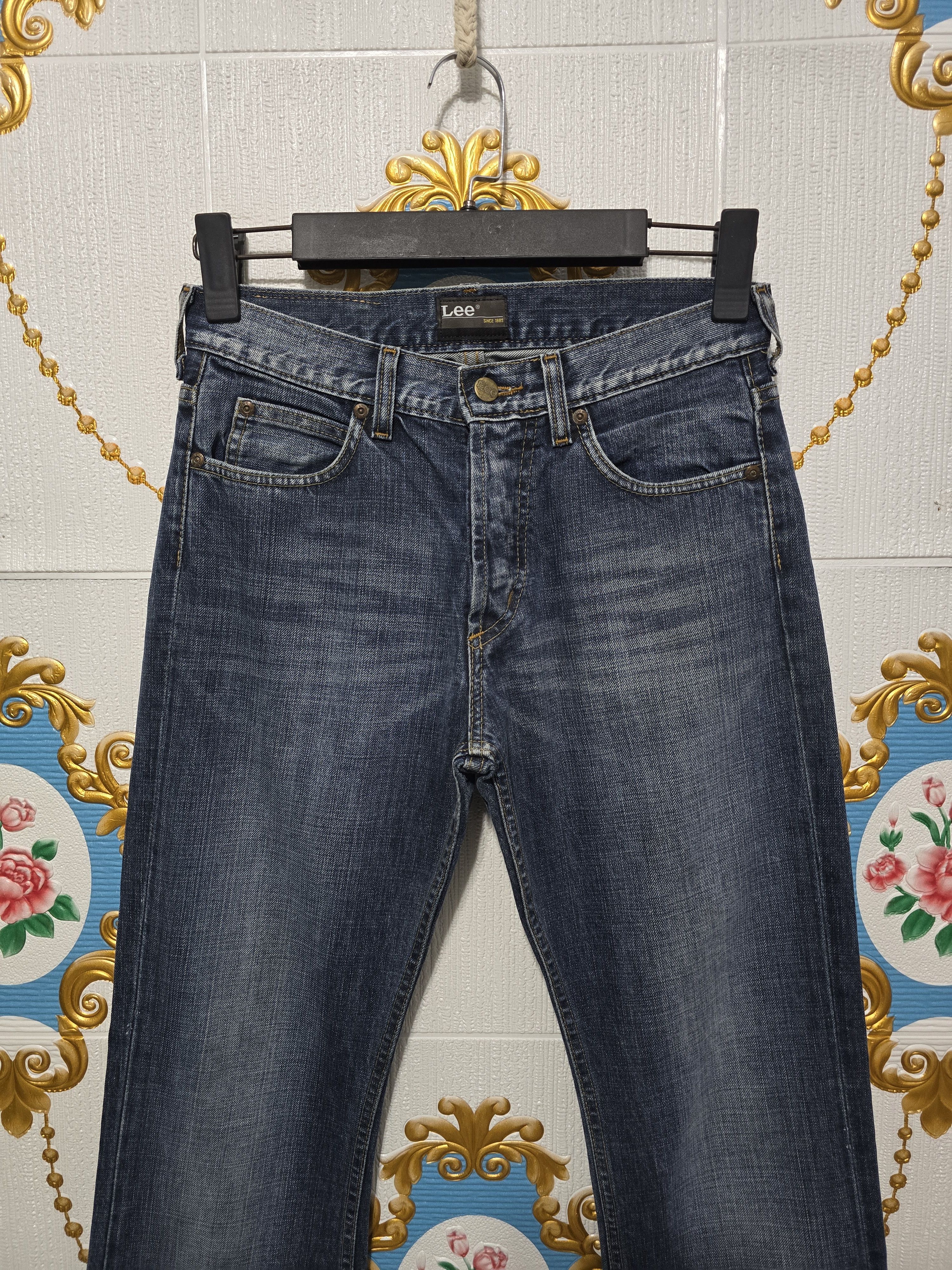 Lee LEE VINTAGE straight-leg in a medium-blue wash. Bootcut Size 30" / US 8 / IT 44 - 2 Thumbnail