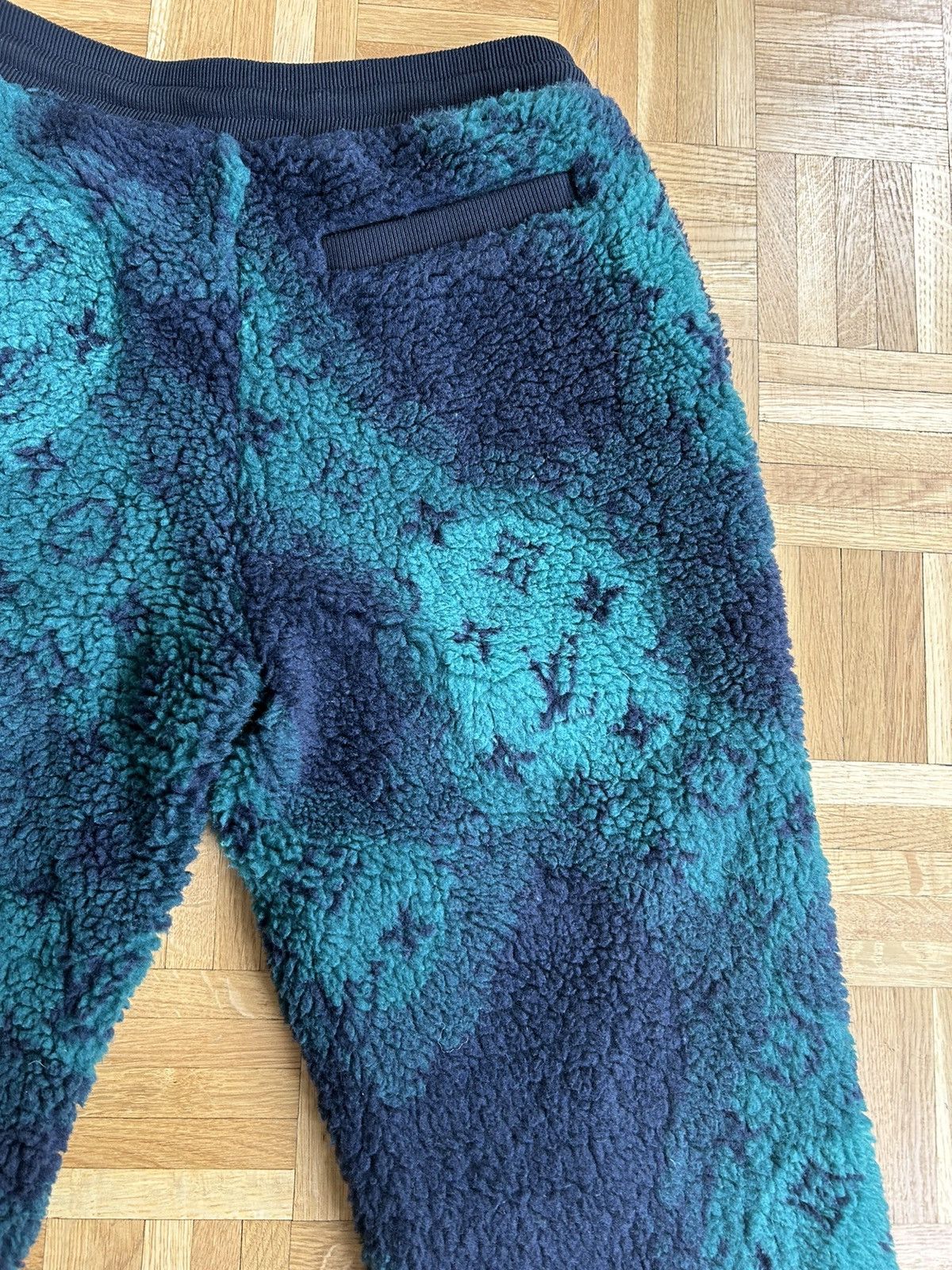 Louis Vuitton 🟢 LOUIS VUITTON 🟢 - Green Camo Monogram Joggers Size US 31 - 22 Thumbnail