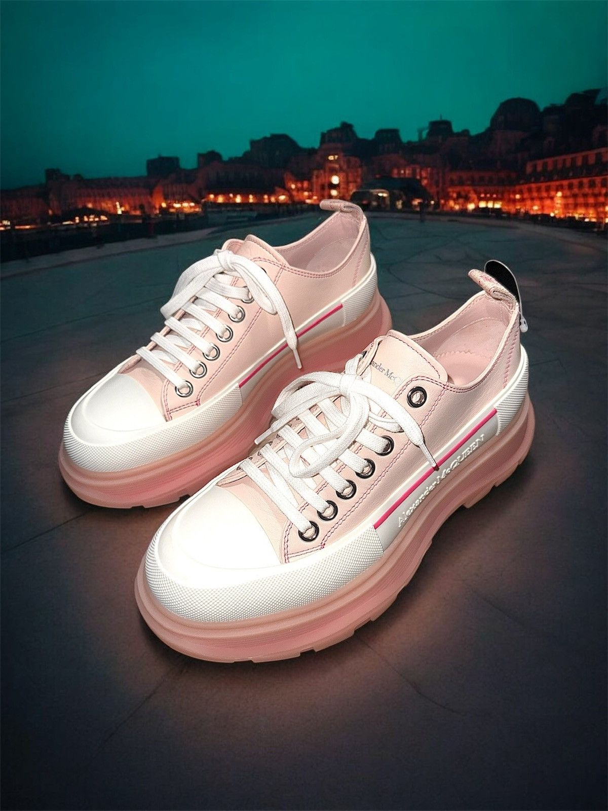 Alexander McQueen Alexander McQueen Tread Slick Low Top Sneakers 39 Size US 9 / IT 39 - 1 Thumbnail