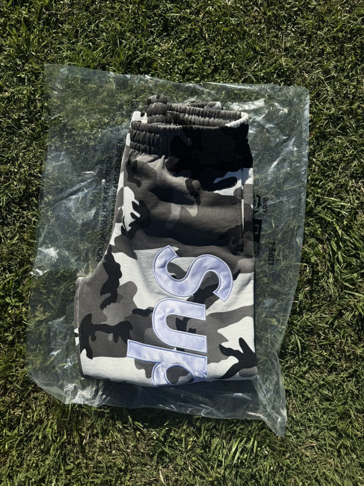 Supreme Supreme Satin Appliqué Sweatpants Snow Camo Size US 32 / EU 48 - 1 Thumbnail