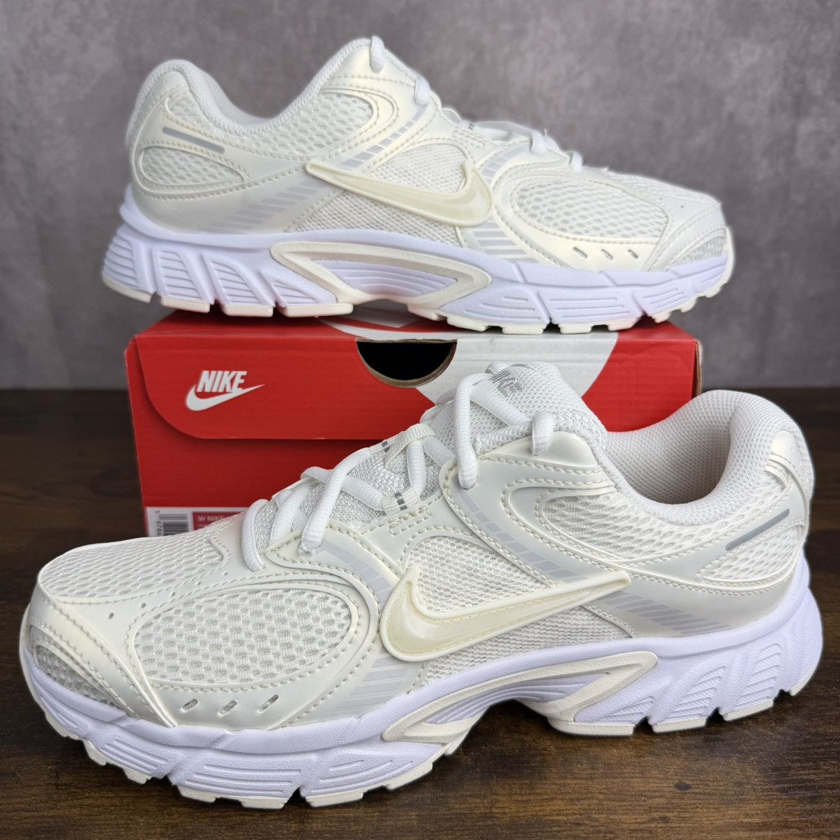 Nike NEW Nike Wmns V5 RNR Soft Pearl White Size 9.5 8M IH6355-047 Size US 9.5 / IT 39.5 - 2 Thumbnail