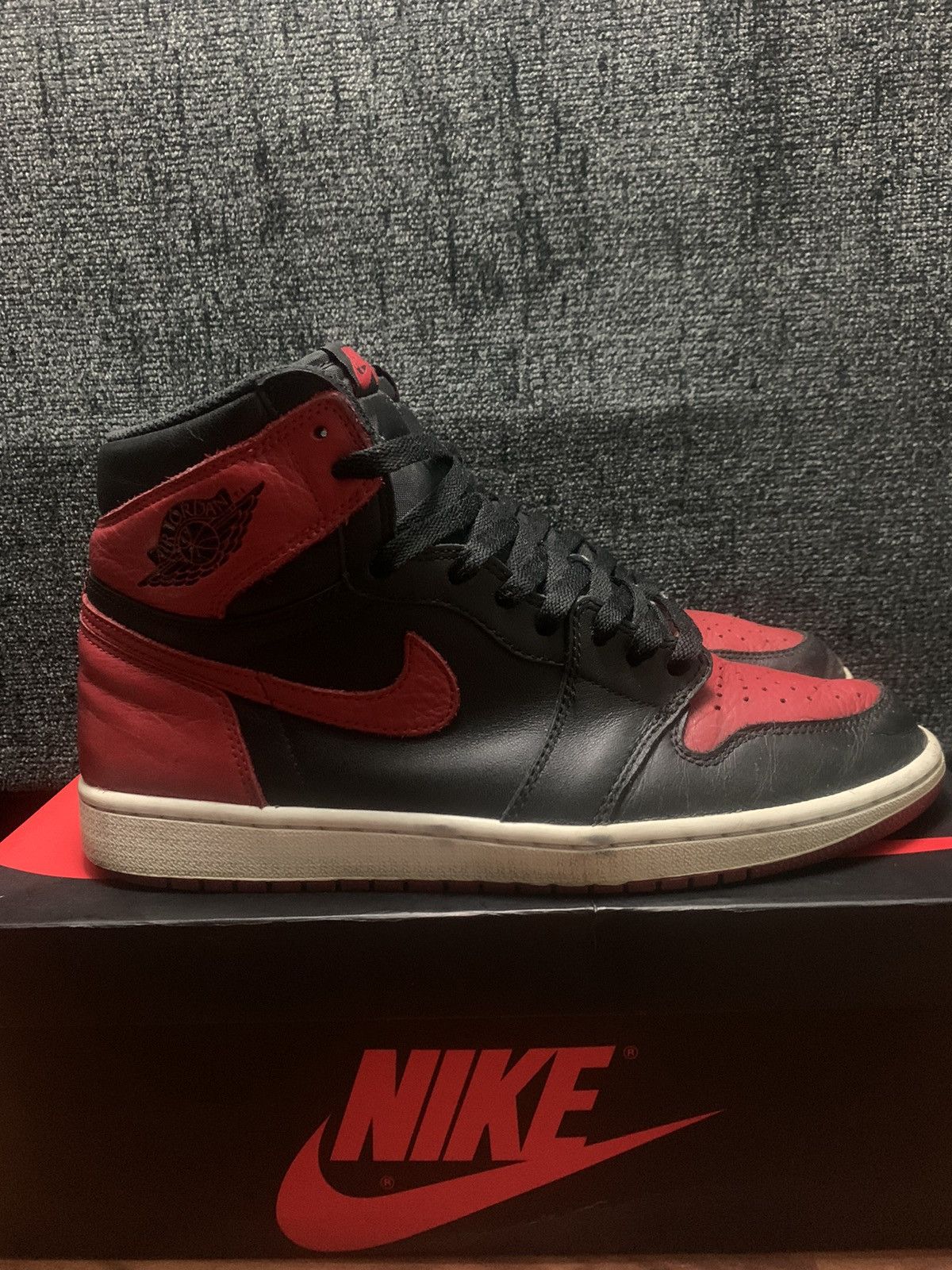 Jordan Brand Air Jordan 1 Retro High OG Bred 2016 Size US 10.5 / EU 43-44 - 2 Thumbnail