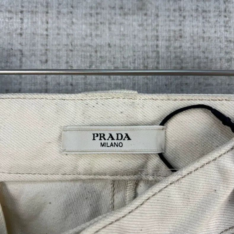 Prada Prada SS23 Solid Colour Triangle Logo Buckle Casual Shorts Size US 34 / EU 50 - 4 Thumbnail