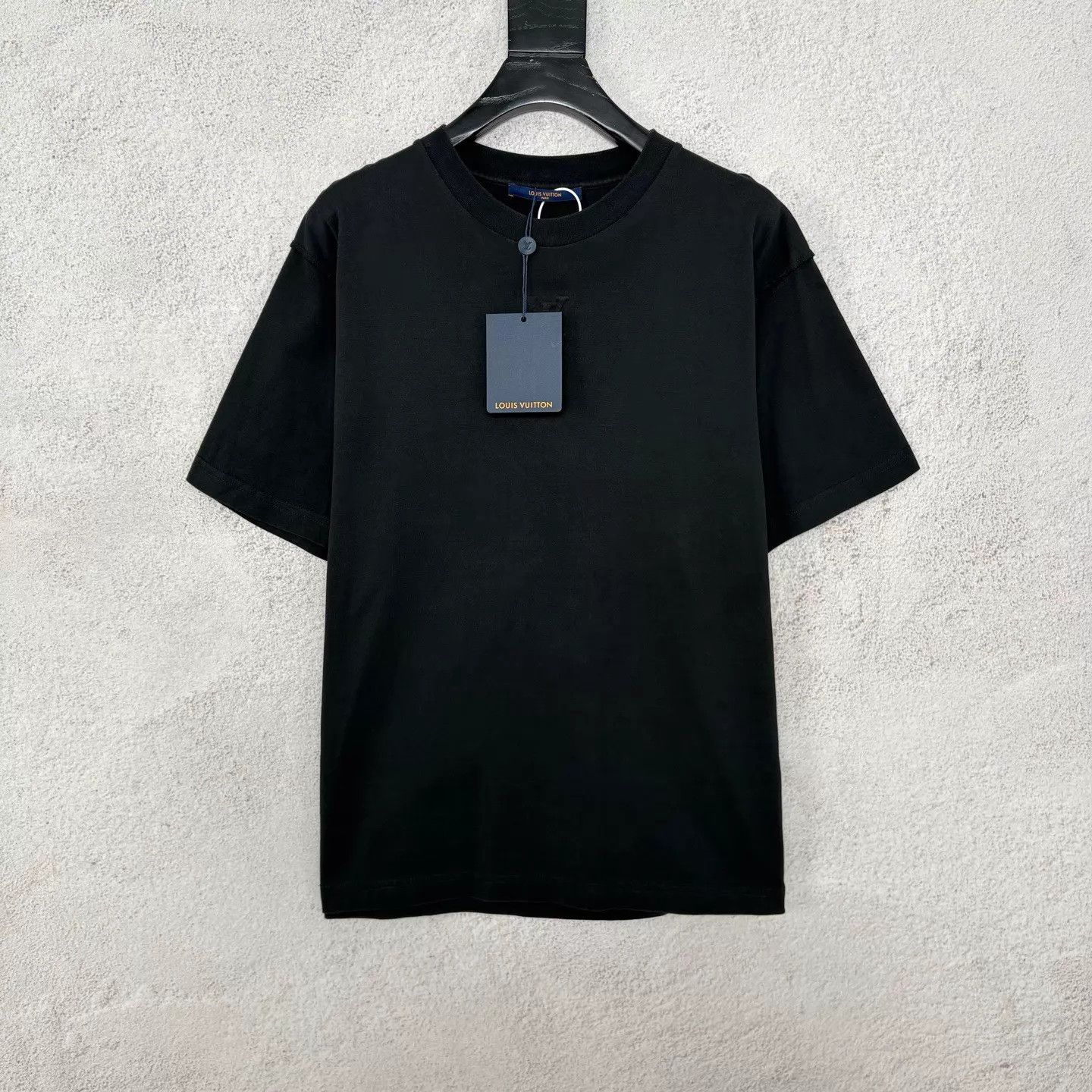 Louis Vuitton LOUIS VUITTON embossed logo short sleeve t-shirt L 99 Size US L / EU 52-54 / 3 - 1 Thumbnail