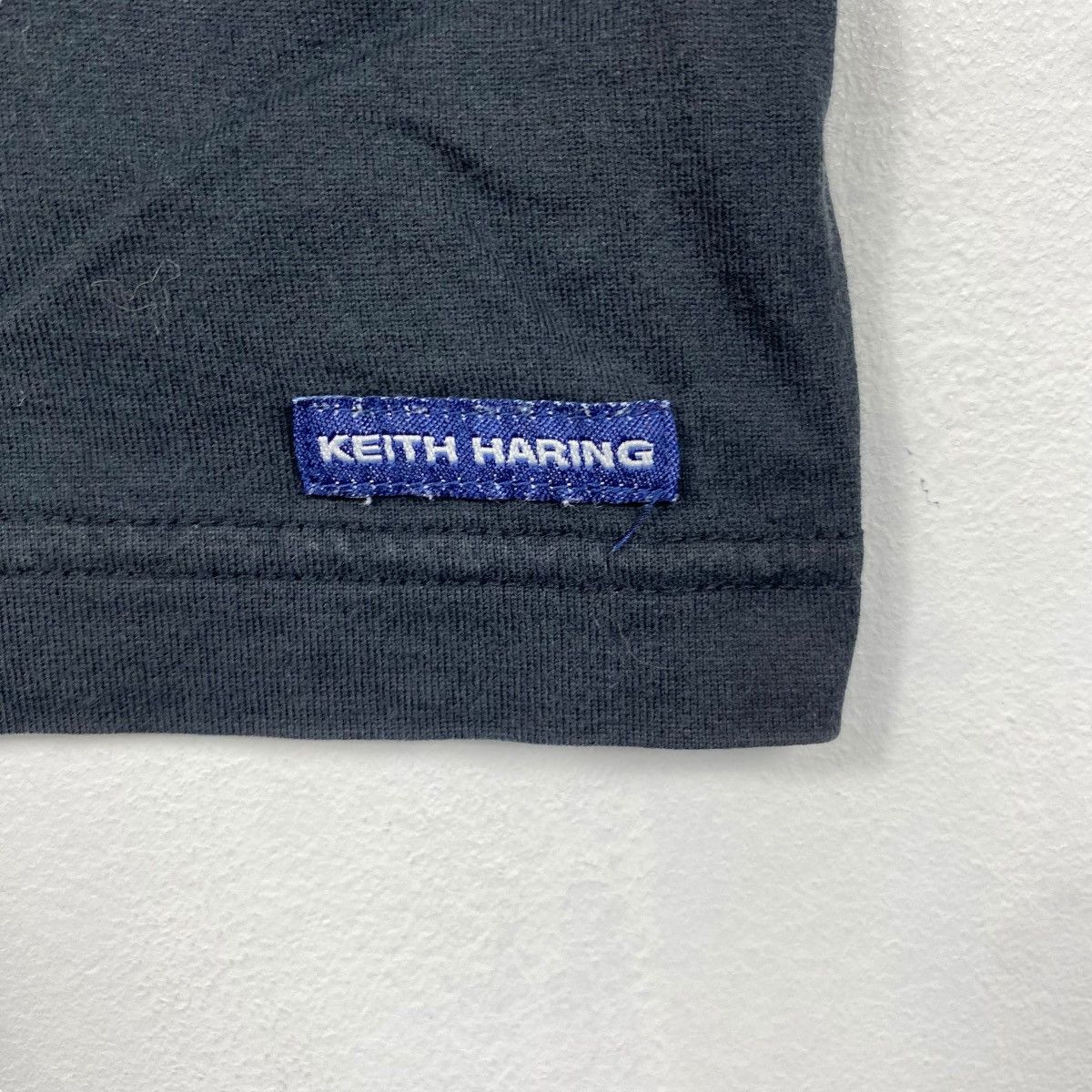 Keith Haring Vintage 00's KEITH HARING Black On Black Logo Faded Tee Size US L / EU 52-54 / 3 - 3 Thumbnail