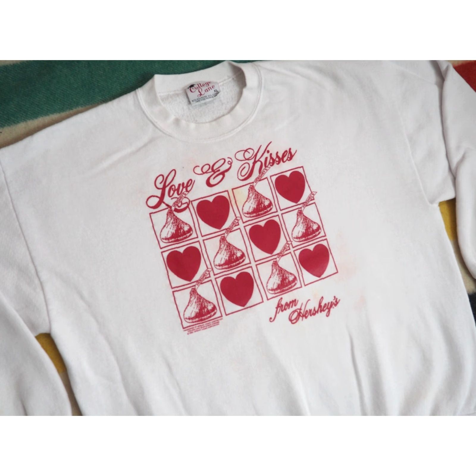CHOCOOLATE VTG 90s College Lane Hersheys Chocolate Kisses Promo Pullover Sweatshirt XL Mens White Graphic Print 90s Vintage College Lane Sweatshirt Size US XL / EU 56 / 4 - 5 Thumbnail