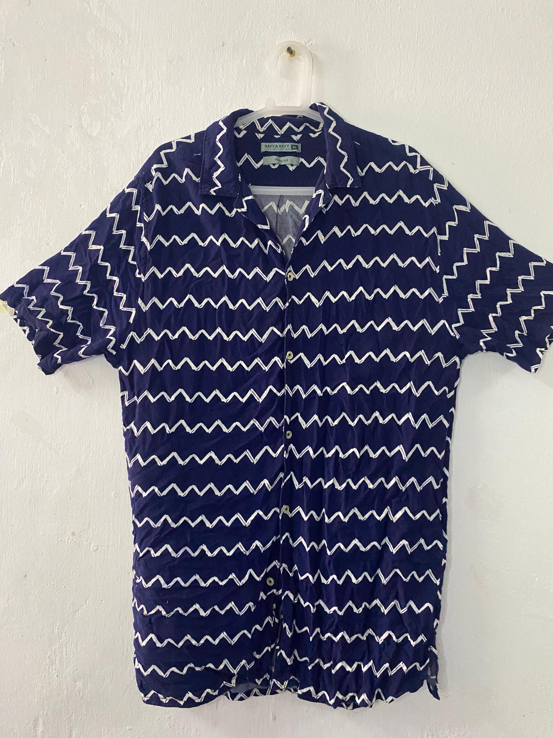 Vintage Button T-Shirt Size US XL / EU 56 / 4 - 1 Thumbnail