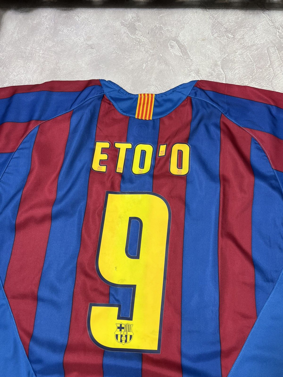 Vintage Vintage Nike Bercelona #9 Eto'O 2005-06 Soccer Jersey Size US XL / EU 56 / 4 - 2 Thumbnail